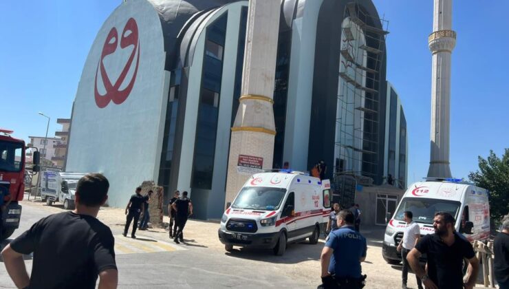 Cami iskelesi çöktü: 1’i ağır 3 yaralı