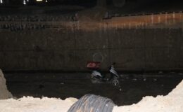 Motor kurye ölümden döndü, 4 metrelik çukura uçtu