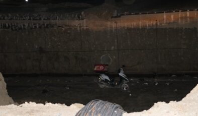Motor kurye ölümden döndü, 4 metrelik çukura uçtu