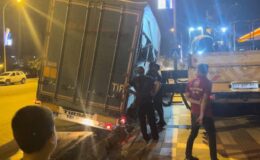 Dehşet Anı: Tır Yarılan Yolda Çukura Düştü