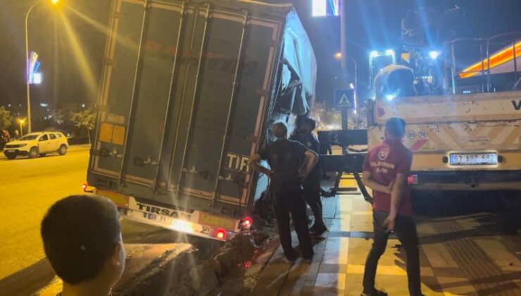 Dehşet Anı: Tır Yarılan Yolda Çukura Düştü