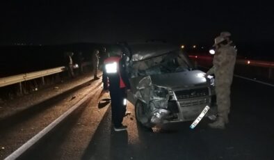 Kars’ta Korkutan Kaza: Otomobil Traktöre Çarptı, 2 Yaralı