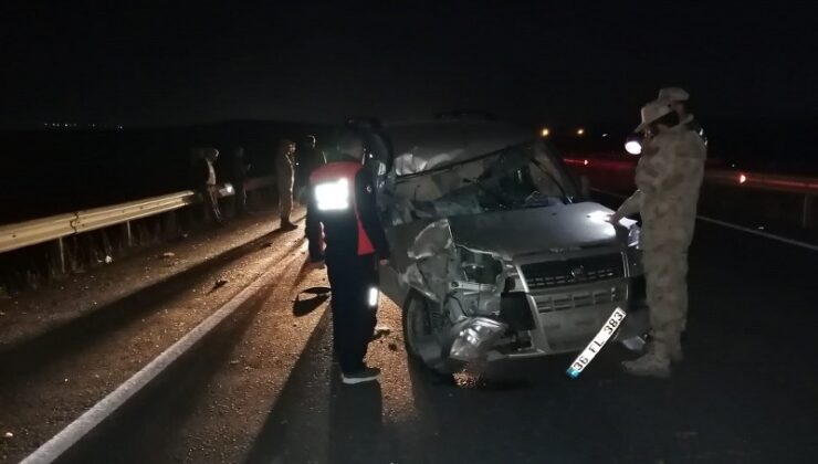 Kars’ta Korkutan Kaza: Otomobil Traktöre Çarptı, 2 Yaralı