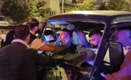 Araca sıkışan yolcu, ağlayarak kurtarılmayı bekledi