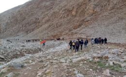 Çatak’ta iş makinesi devrildi 4 yaralı