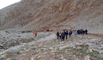 Çatak’ta iş makinesi devrildi 4 yaralı