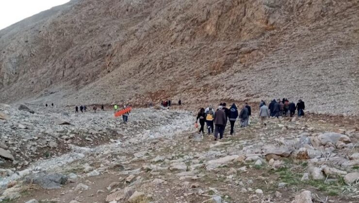 Çatak’ta iş makinesi devrildi 4 yaralı