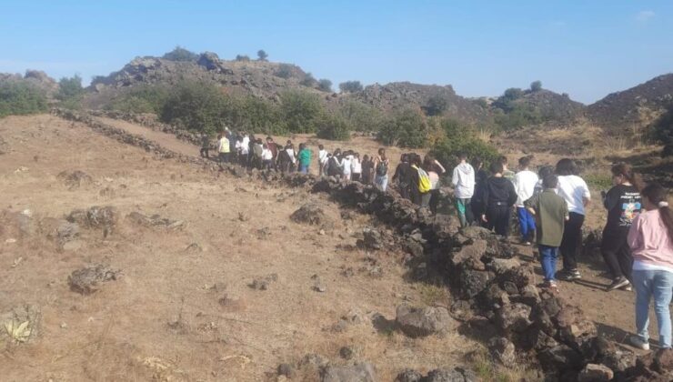 Öğrenciler Sardes Antik Kenti’nde tarih yolculuğuna çıktı
