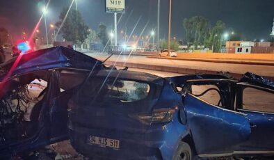 Direğe çarpan otomobil kağıt gibi yırtıldı.