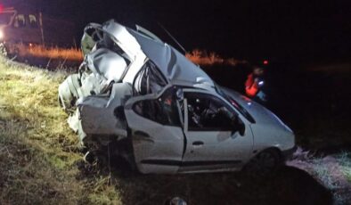 Emniyet şeridinde bekleyen otomobile tır çarptı: 1 ölü, 1 yaralı