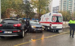 Kayapınar’da  kavşağa kontrolsüz giren iki otomobil çarpıştı: 1 yaralı