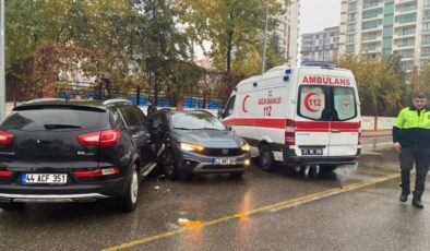 Kayapınar’da  kavşağa kontrolsüz giren iki otomobil çarpıştı: 1 yaralı
