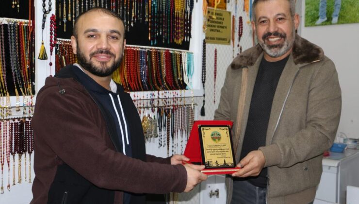 Örnek davranışla gündeme gelen tespihciye DİKO’dan plaket