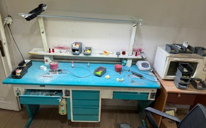 Adana’da kaçak diş kliniğine baskın