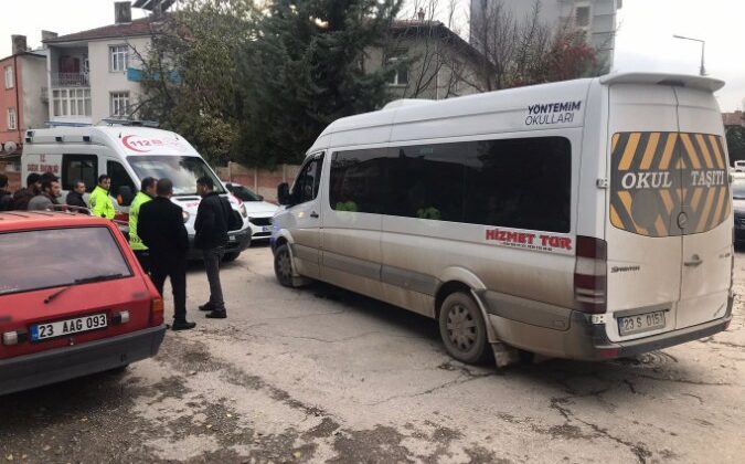 Çocuklara minibüs çarptı: Yaralılar hastanede