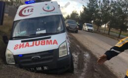 Diyarbakır’da hastaneden ilçeye dönen ambulans kaza yaptı: 1 yaralı
