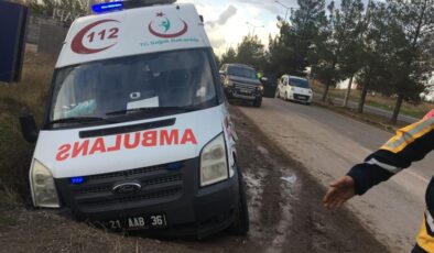 Diyarbakır’da hastaneden ilçeye dönen ambulans kaza yaptı: 1 yaralı