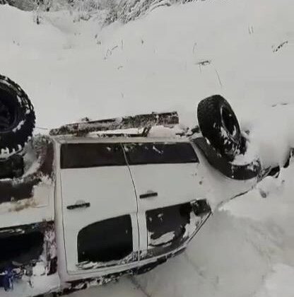 Karda ters dönen arazi aracı