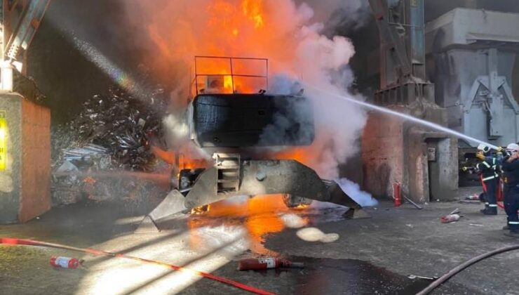 Fabrikada iş makinesi alev aldı