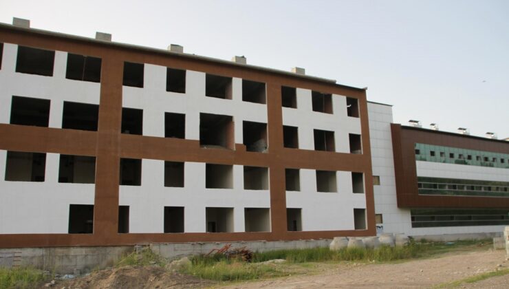Malazgirt Devlet Hastanesi inşaatında çalışmalar yeniden başladı
