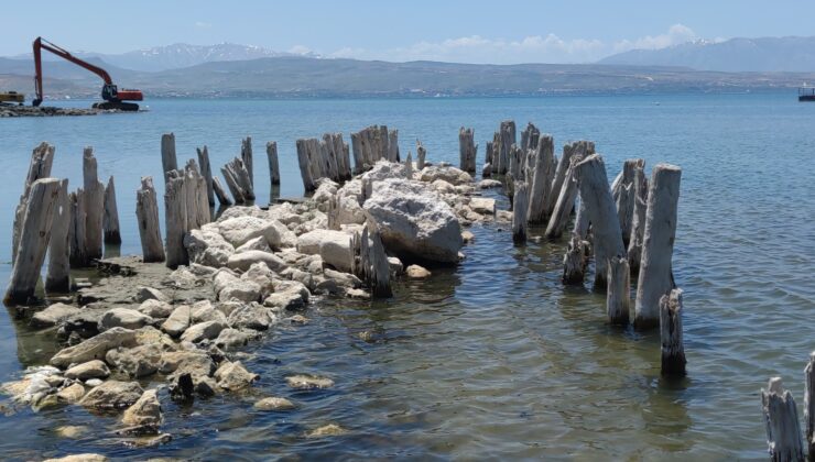 Van Gölü’nde balçık temizliği sonrası 100 yıllık iskele tamamen ortaya çıktı