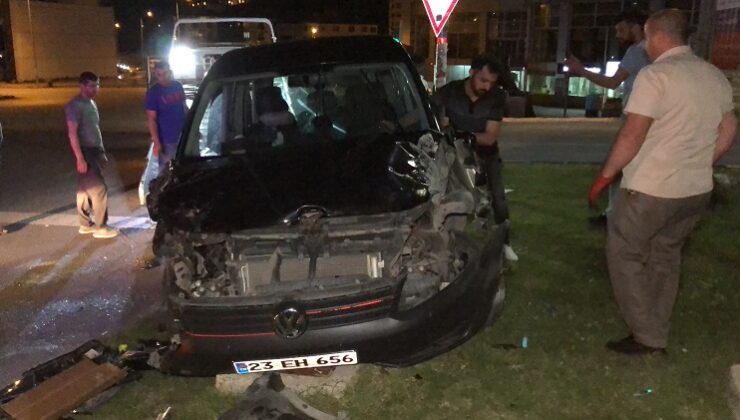 Hafif ticari araç yan yattı, emniyet kemeri hayat kurtardı