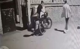 Yoldan geçerken bahçede gördükleri motosikleti çaldılar
