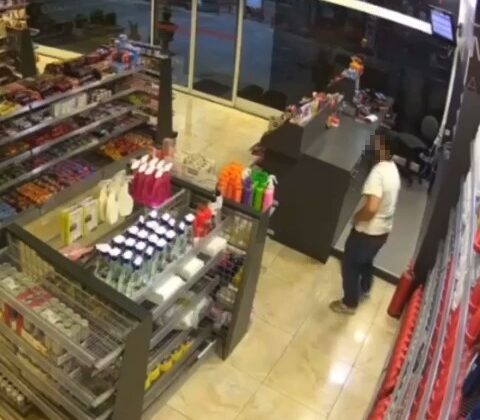 Çevreyi kollayan hırsız, bir anlık boşlukla kasadan paraları aldı