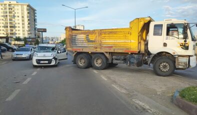 Kamyon ile hafif ticari araç çarpıştı: 2 yaralı