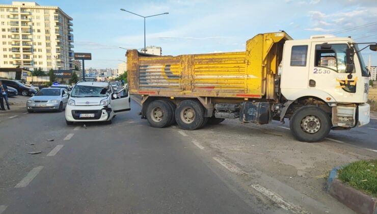 Kamyon ile hafif ticari araç çarpıştı: 2 yaralı