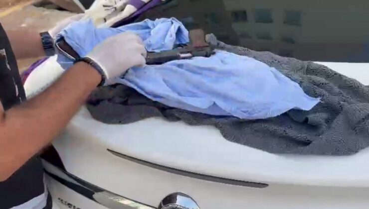 Hatay’da otomobilde 5 adet ruhsatsız silah ele geçirildi