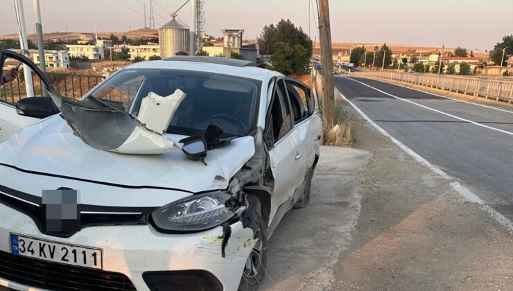 Otomobil akaryakıt istasyonunun duvarına çarptı: 3 yaralı