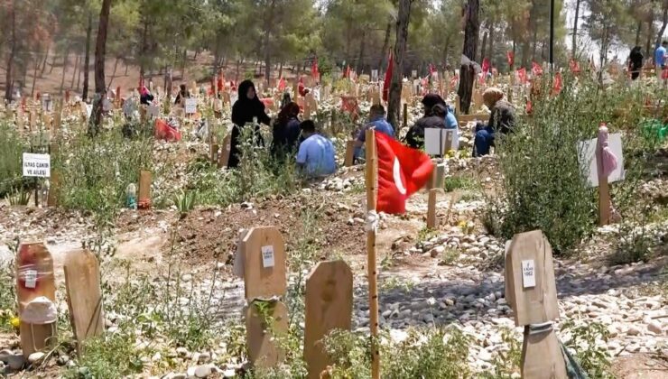 Depremin merkezi Kahramanmaraş’ta mezarlıkta buruk bayramlaşma