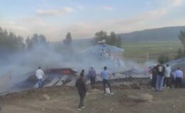 Özalp’ta ev ve ahır yangını