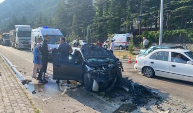 Otomobiller çarpıştı: 1 ölü, 7 yaralı