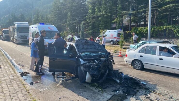 Otomobiller çarpıştı: 1 ölü, 7 yaralı