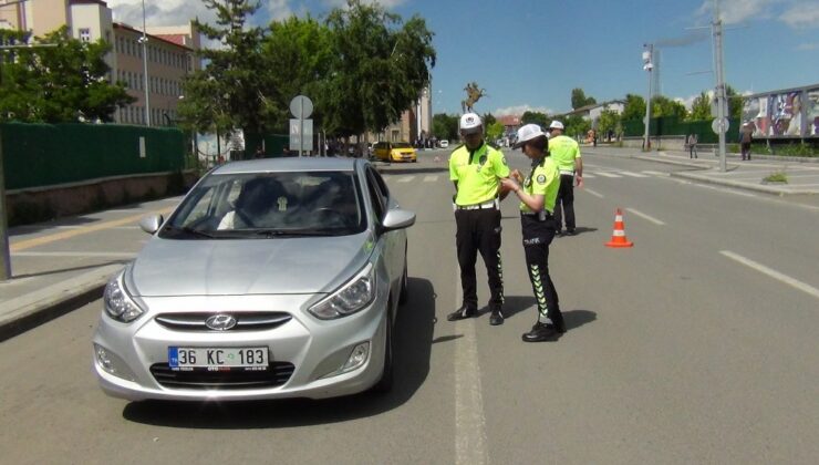 Kars’ta emniyet kemeri takmayan sürücülere ceza kesildi