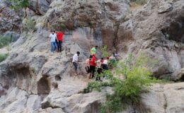 Kayalıklardan düşen genç yaralandı