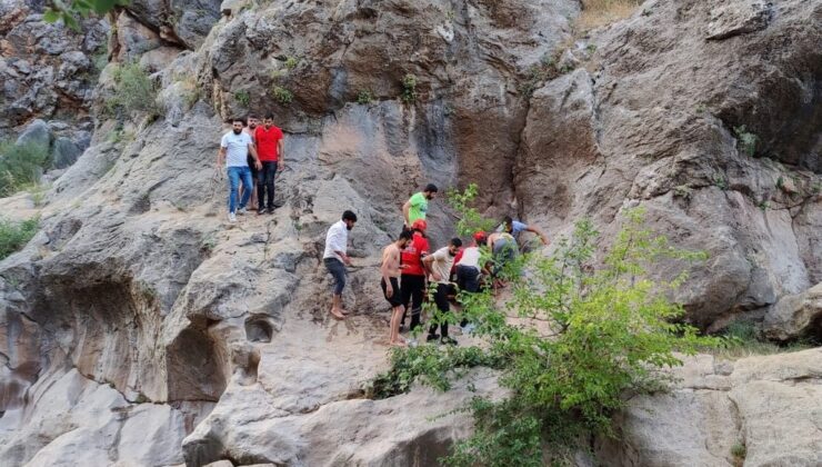 Kayalıklardan düşen genç yaralandı