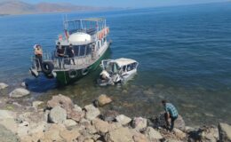 Minibüs Van Gölü’ne uçtu