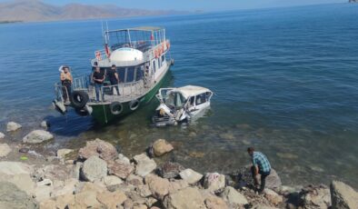 Minibüs Van Gölü’ne uçtu