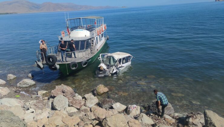 Minibüs Van Gölü’ne uçtu
