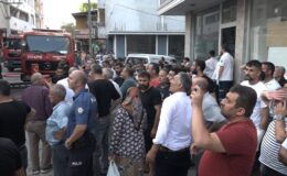 Çatı alev alev yandı, mahallelinin izlemesi dikkatlerden kaçmadı