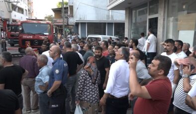 Çatı alev alev yandı, mahallelinin izlemesi dikkatlerden kaçmadı