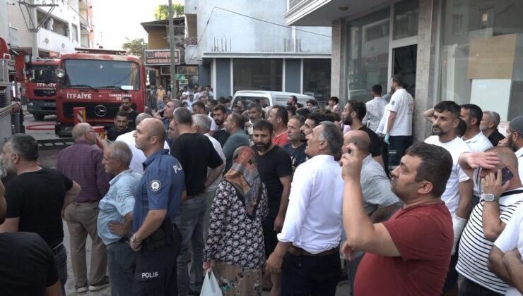Çatı alev alev yandı, mahallelinin izlemesi dikkatlerden kaçmadı