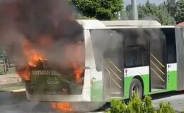 Batman’da yolcu dolu belediye otobüsü alev alev yandı