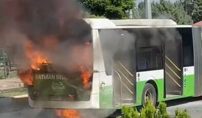 Batman’da yolcu dolu belediye otobüsü alev alev yandı