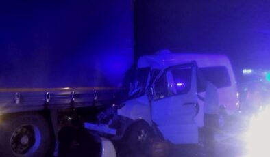Kırkpınar güreşçilerini taşıyan minibüs tıra çarptı