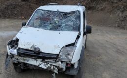 Şarampole yuvarlanan araçta 4 kişi yaralandı