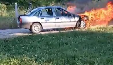 Seyir halindeki otomobil alev alev yandı
